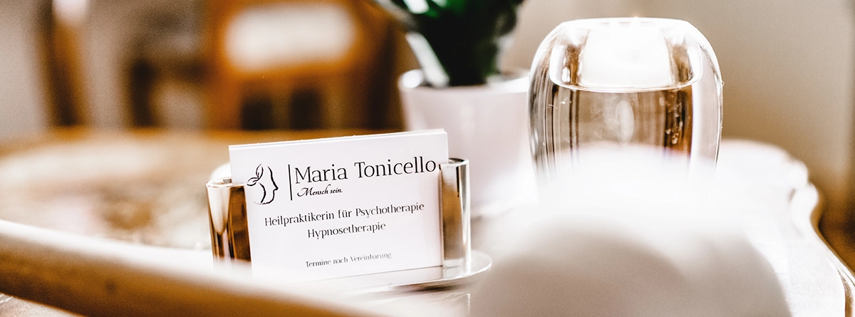 Maria Tonicello Visitenkarte auf Schreibtisch